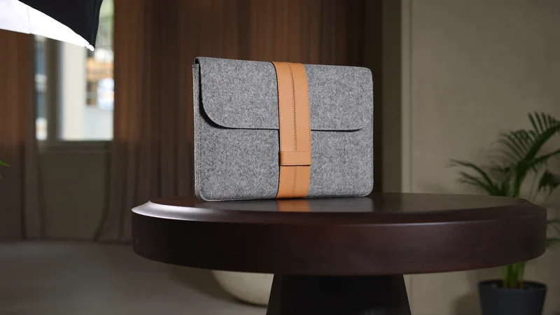 Husă de fetru gri melanj pentru laptop, cu limbă de piele